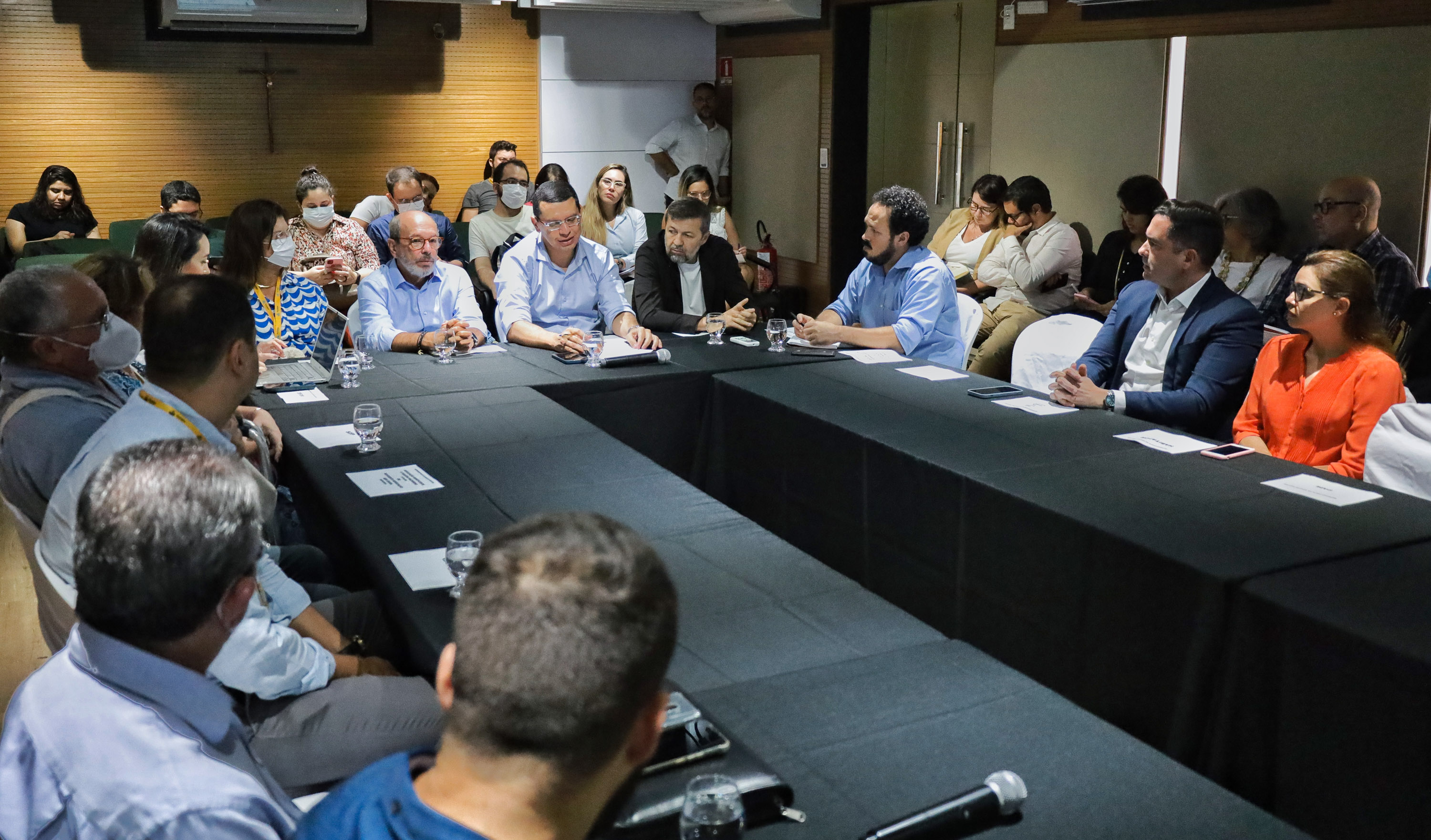 grupo de pessoas numa mesa de reunião